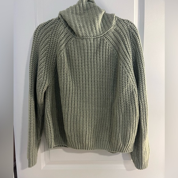 🥳NWT: Green Turtle Neck Sweater - Picture 5 of 5